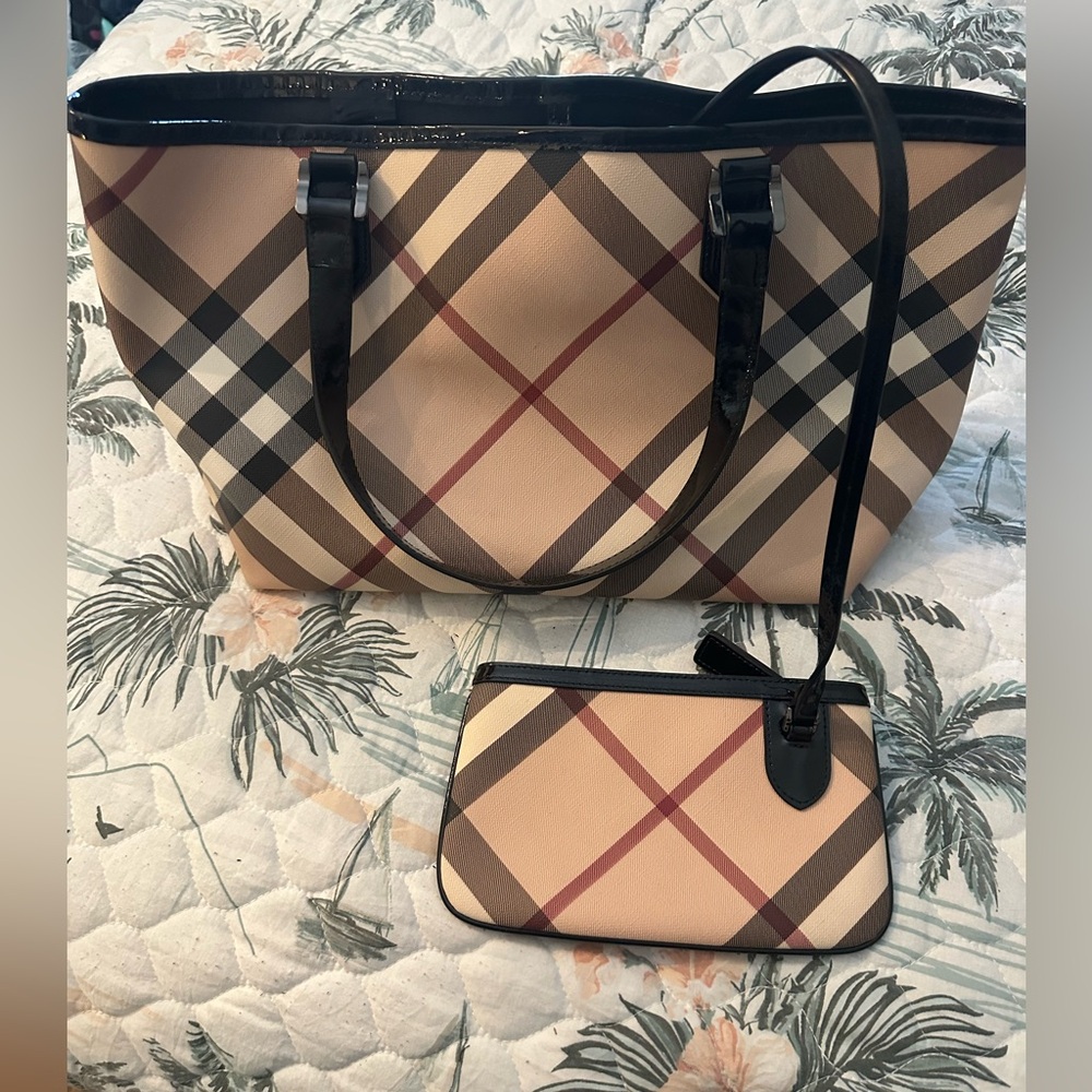 Vintage Burberry Tote and Wristlet ⭐️⭐️